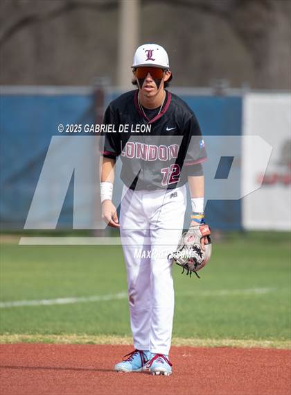 Thumbnail 2 in Robstown vs. London (VISD Tournament) photogallery.