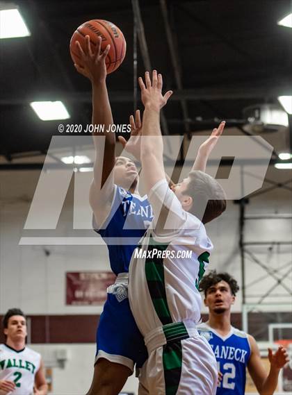 Thumbnail 1 in Pascack Valley vs Teaneck (Bergen Invitational) photogallery.