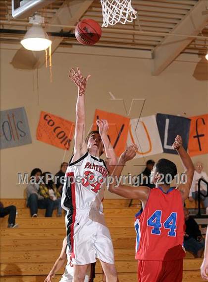Thumbnail 2 in Lindhurst vs. McKinleyville (Running with the Pack) photogallery.