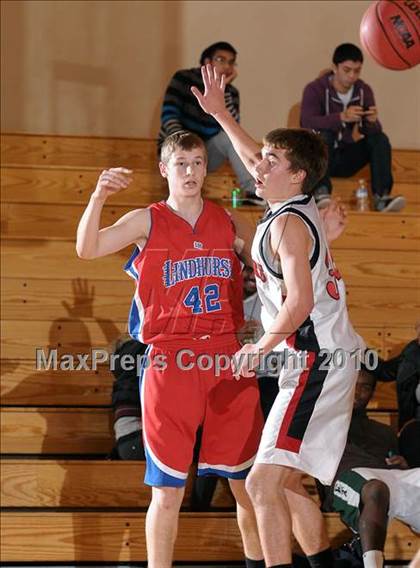 Thumbnail 1 in Lindhurst vs. McKinleyville (Running with the Pack) photogallery.