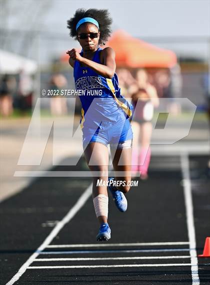 Thumbnail 2 in IHSA Girls Track & Field Sectional Meet photogallery.
