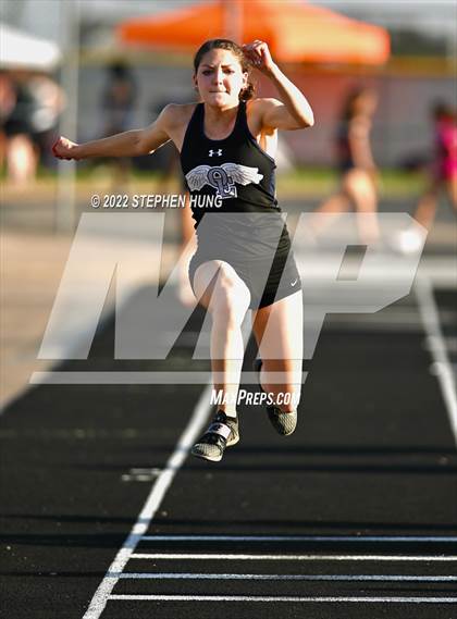 Thumbnail 3 in IHSA Girls Track & Field Sectional Meet photogallery.