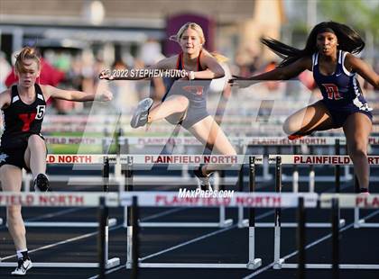 Thumbnail 2 in IHSA Girls Track & Field Sectional Meet photogallery.