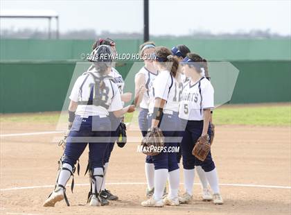 Thumbnail 3 in Holy Cross vs Edinburg photogallery.