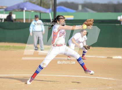 Thumbnail 2 in Holy Cross vs Edinburg photogallery.