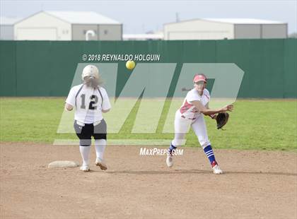 Thumbnail 3 in Holy Cross vs Edinburg photogallery.