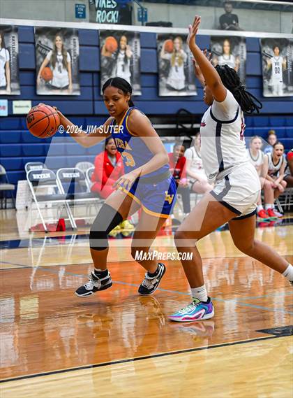 Thumbnail 2 in Hardin-Jefferson vs La Vega (UIL 4A Reg III Semifinal) photogallery.