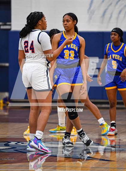 Thumbnail 2 in Hardin-Jefferson vs La Vega (UIL 4A Reg III Semifinal) photogallery.