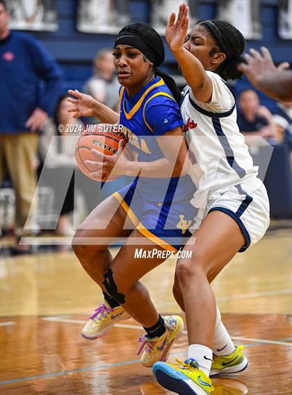 Thumbnail 3 in Hardin-Jefferson vs La Vega (UIL 4A Reg III Semifinal) photogallery.