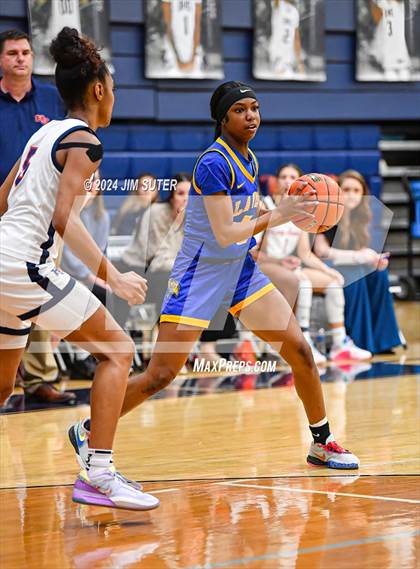 Thumbnail 3 in Hardin-Jefferson vs La Vega (UIL 4A Reg III Semifinal) photogallery.