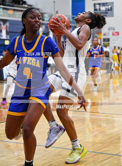 Thumbnail 1 in Hardin-Jefferson vs La Vega (UIL 4A Reg III Semifinal) photogallery.