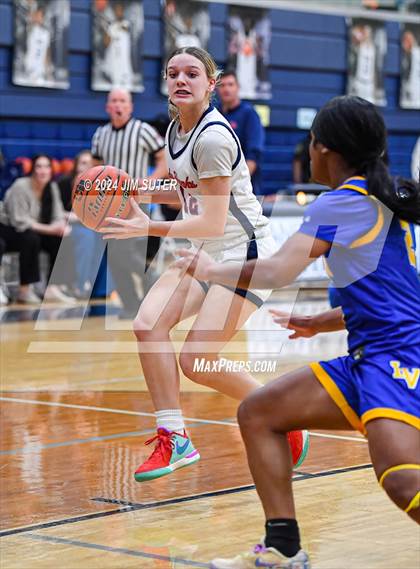 Thumbnail 3 in Hardin-Jefferson vs La Vega (UIL 4A Reg III Semifinal) photogallery.