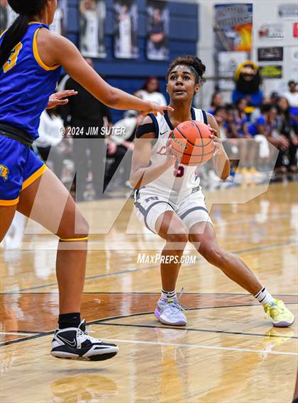 Thumbnail 1 in Hardin-Jefferson vs La Vega (UIL 4A Reg III Semifinal) photogallery.