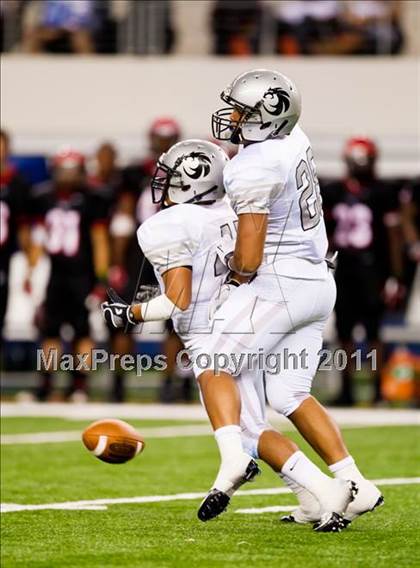 Thumbnail 3 in Cedar Hill vs. Guyer (Kirk Herbstreit National Kickoff Classic) photogallery.