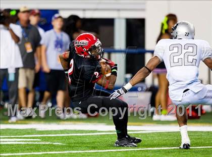 Thumbnail 3 in Cedar Hill vs. Guyer (Kirk Herbstreit National Kickoff Classic) photogallery.