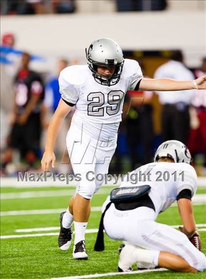 Thumbnail 2 in Cedar Hill vs. Guyer (Kirk Herbstreit National Kickoff Classic) photogallery.