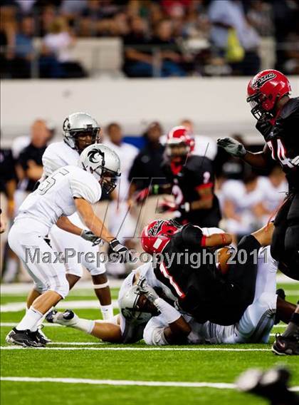 Thumbnail 1 in Cedar Hill vs. Guyer (Kirk Herbstreit National Kickoff Classic) photogallery.