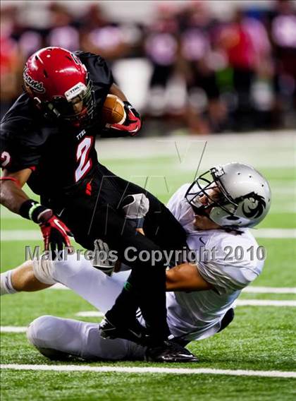 Thumbnail 2 in Cedar Hill vs. Guyer (Kirk Herbstreit National Kickoff Classic) photogallery.