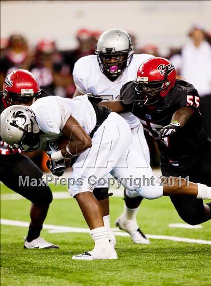 Thumbnail 2 in Cedar Hill vs. Guyer (Kirk Herbstreit National Kickoff Classic) photogallery.