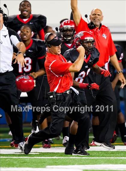 Thumbnail 1 in Cedar Hill vs. Guyer (Kirk Herbstreit National Kickoff Classic) photogallery.