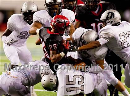 Thumbnail 2 in Cedar Hill vs. Guyer (Kirk Herbstreit National Kickoff Classic) photogallery.
