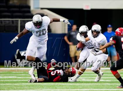 Thumbnail 3 in Cedar Hill vs. Guyer (Kirk Herbstreit National Kickoff Classic) photogallery.