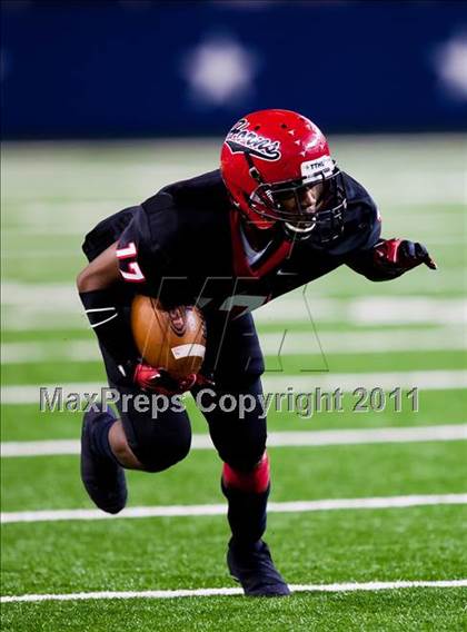 Thumbnail 3 in Cedar Hill vs. Guyer (Kirk Herbstreit National Kickoff Classic) photogallery.