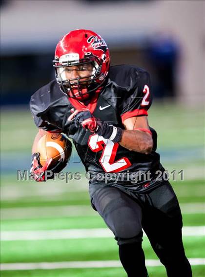 Thumbnail 3 in Cedar Hill vs. Guyer (Kirk Herbstreit National Kickoff Classic) photogallery.