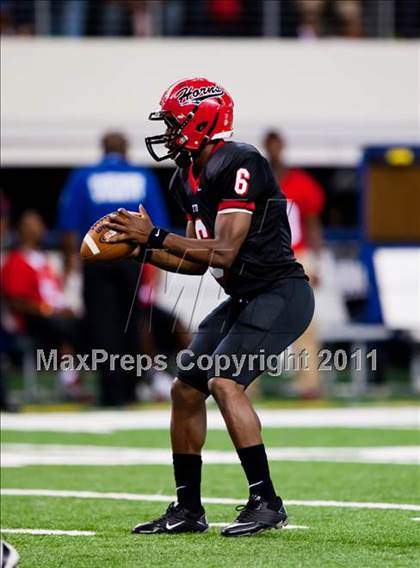 Thumbnail 3 in Cedar Hill vs. Guyer (Kirk Herbstreit National Kickoff Classic) photogallery.