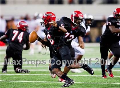 Thumbnail 1 in Cedar Hill vs. Guyer (Kirk Herbstreit National Kickoff Classic) photogallery.