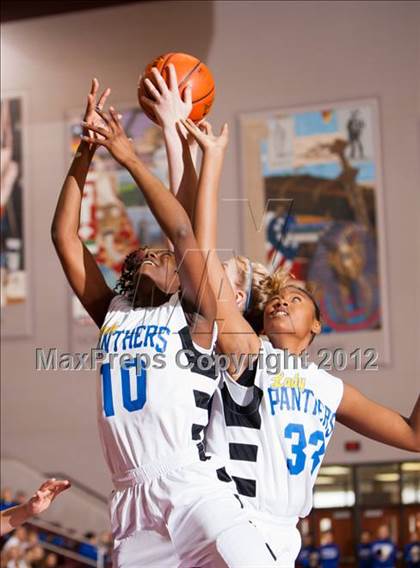 Thumbnail 1 in Barbers Hill vs Ozen (UIL 4A Region 3 Final) photogallery.