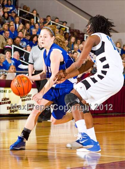 Thumbnail 1 in Barbers Hill vs Ozen (UIL 4A Region 3 Final) photogallery.