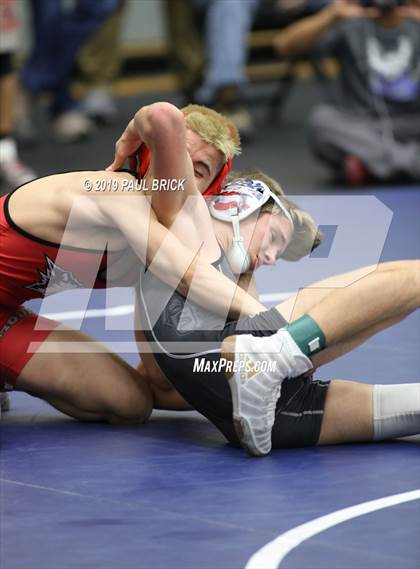 Thumbnail 3 in UIL 4A/5A Regional Wrestling Championships photogallery.