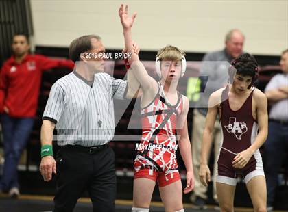 Thumbnail 3 in UIL 4A/5A Regional Wrestling Championships photogallery.