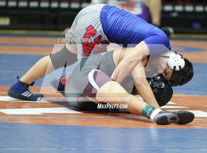 Thumbnail 2 in UIL 4A/5A Regional Wrestling Championships photogallery.