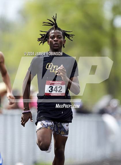 Thumbnail 3 in Lewis James Invitational (200 Meter) photogallery.