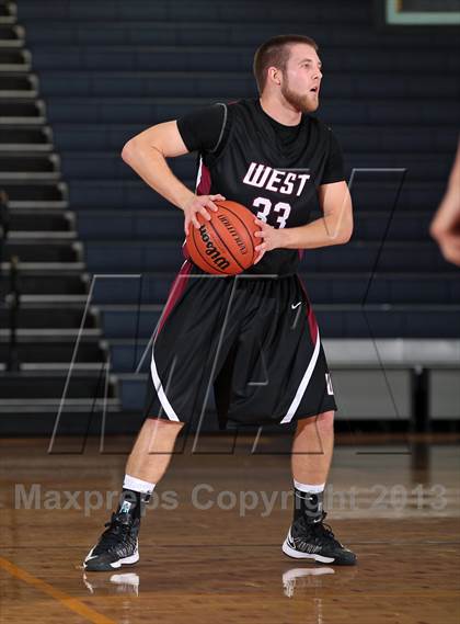 Thumbnail 3 in Carver vs Morristown-Hamblen West (Seymour Christmas Classic) photogallery.
