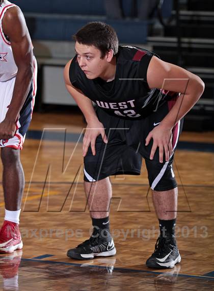 Thumbnail 2 in Carver vs Morristown-Hamblen West (Seymour Christmas Classic) photogallery.