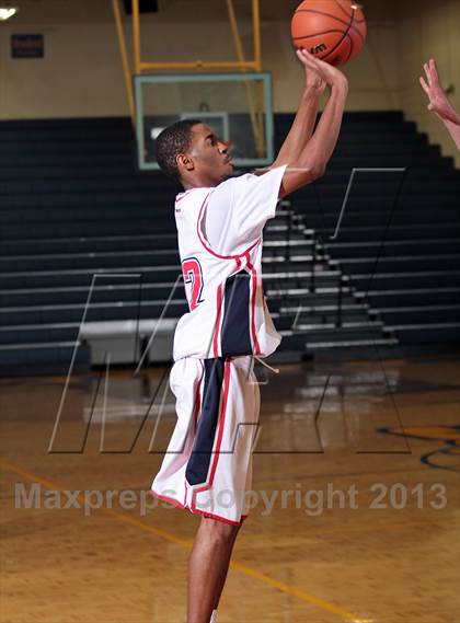 Thumbnail 1 in Carver vs Morristown-Hamblen West (Seymour Christmas Classic) photogallery.