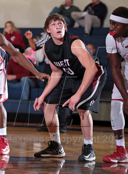 Thumbnail 3 in Carver vs Morristown-Hamblen West (Seymour Christmas Classic) photogallery.