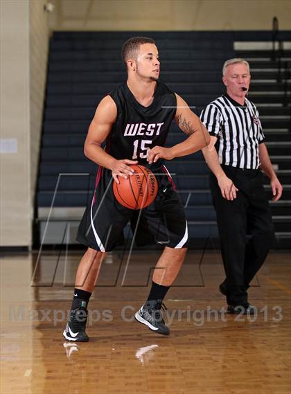 Thumbnail 1 in Carver vs Morristown-Hamblen West (Seymour Christmas Classic) photogallery.