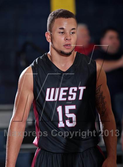 Thumbnail 1 in Carver vs Morristown-Hamblen West (Seymour Christmas Classic) photogallery.