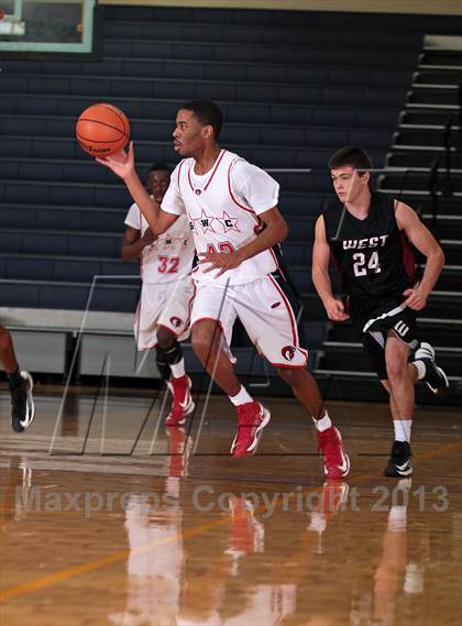 Thumbnail 3 in Carver vs Morristown-Hamblen West (Seymour Christmas Classic) photogallery.