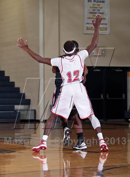 Thumbnail 2 in Carver vs Morristown-Hamblen West (Seymour Christmas Classic) photogallery.