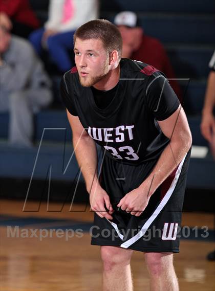 Thumbnail 3 in Carver vs Morristown-Hamblen West (Seymour Christmas Classic) photogallery.