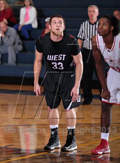 Thumbnail 1 in Carver vs Morristown-Hamblen West (Seymour Christmas Classic) photogallery.
