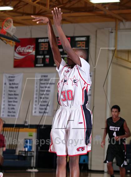 Thumbnail 2 in Carver vs Morristown-Hamblen West (Seymour Christmas Classic) photogallery.