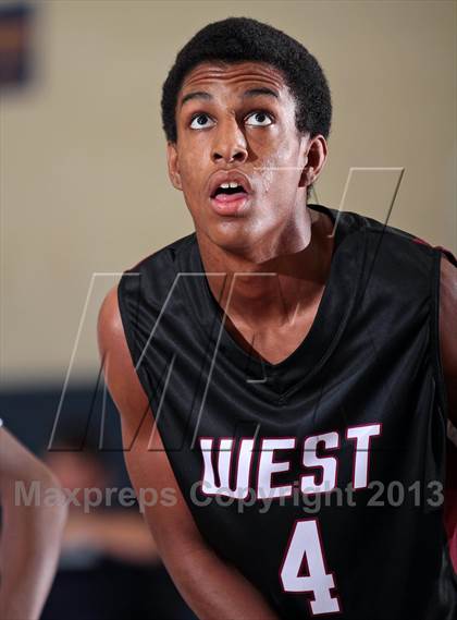 Thumbnail 1 in Carver vs Morristown-Hamblen West (Seymour Christmas Classic) photogallery.