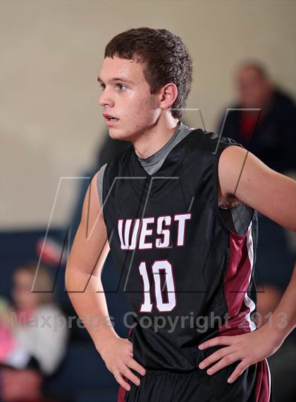 Thumbnail 1 in Carver vs Morristown-Hamblen West (Seymour Christmas Classic) photogallery.