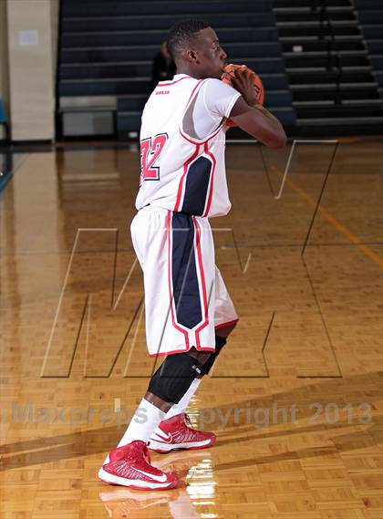 Thumbnail 3 in Carver vs Morristown-Hamblen West (Seymour Christmas Classic) photogallery.